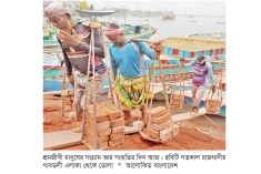 যার শ্রমে দেশ চলে তার ঘর চলে না 