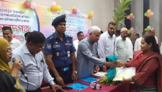দিনাজপুরে প্রশিক্ষণার্থীদের মাঝে চেক ও সনদপত্র বিতরণ