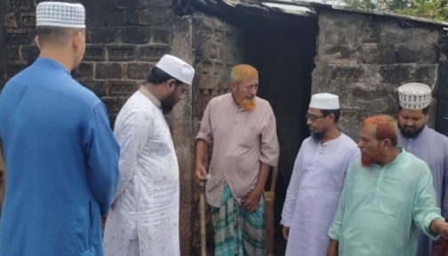 দেবহাটার অগ্নিকাণ্ডে ক্ষতিগ্রস্ত পরিবারের পাশে জামায়াত