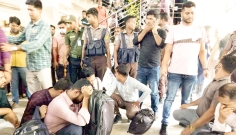 ঢাকা মেডিকেল কলেজ হাসপাতালে যৌথ অভিযান চালিয়ে ৬০ দালালকে আটক করেছে পুলিশ  