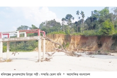 টিলার মাটি ধসে পড়ছে, ত্রিপুরা পল্লীর ২৪ পরিবার আতঙ্কে  