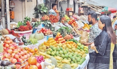 ফলের দাম সাধারণ ক্রেতাদের নাগালের বাইরে  