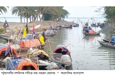 নদীতে মাছ না পেয়ে হতাশ জেলেরা  
