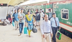 নাড়ির টানে ঢাকা ছাড়তে শুরু করেছে মানুষ  