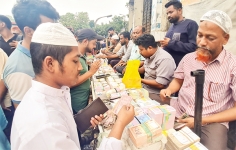 নতুন টাকার দোকানগুলোতে ভিড় করছে নগরবাসী  