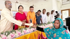 সিরাজগঞ্জে প্রধানমন্ত্রীর ত্রাণ তহবিলের অর্থ বিতরণ