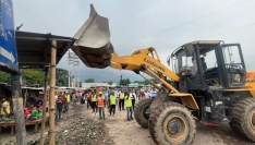 ঈদযাত্রা নির্বিঘ্ন করতে ইটাখোলায় অবৈধ স্থাপনা উচ্ছেদ অভিযান