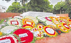 জাতীয় কবি কাজী নজরুল ইসলামের ১২৭তম জন্মবার্ষিকীতে সর্বস্তরের মানুষের শ্রদ্ধা  