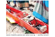 জেলের জালে পাওয়া ড্রোনসদৃশ বস্তু থানায় হস্তান্তর  