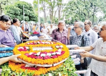কামরুদ্দীন আবসারের মরদেহে সর্বস্তরের মানুষ পুষ্পস্তবক অর্পণ করে  