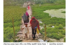 নড়বড়ে সাঁকো দিয়ে নদী পারাপার ঝুঁকিতে সাত গ্রামের মানুষ  