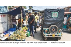 ভ্যানগাড়ির দখলে প্রধান সড়ক, চরম ভোগান্তি  