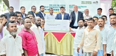 ৭৮৪ জেলের মাঝে আল-আরাফাহ্ ইসলামী ব্যাংকের আর্থিক সহায়তা  