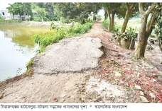 সড়কের খানাখন্দে চরম দুর্ভোগ  