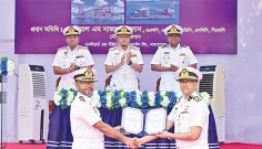 নৌবাহিনী পরিচালিত ডকইয়ার্ডে নির্মিত ফ্লোটিং ক্রেন যুক্ত হলো নৌবহরে  