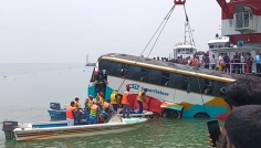 পদ্মায় ডুবে যাওয়া বাস উদ্ধার
