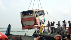 পদ্মায় পড়ল যাত্রীবাহী বাস, অল্পের জন্য রক্ষা পেলেন যাত্রীরা