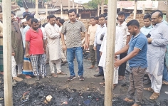 অগ্নিকাণ্ডে ক্ষতিগ্রস্ত বাজার পরিদর্শন  