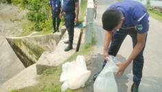 দেবহাটায় পুলিশের অভিযানে আটক ভারতীয় রেনু পোনা খালে অবমুক্ত