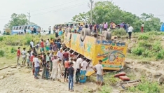 সরাইলে বাস খাদে পড়ে নিহত ৪, আহত অন্তত ২৫