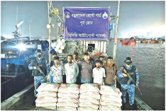 বাণিজ্যিক জাহাজ থেকে চোরাইকৃত সরঞ্জাম উদ্ধারসহ ১৮ জন আটক  