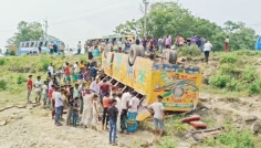 সরাইলে বাস খাদে পড়ে নিহত ৪, আহত অন্তত ২৫