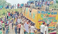 ঢাকা-সিলেট মহাসড়কে যাত্রীবাহ বাস নিয়ন্ত্রণ হারিয়ে খাদে পড়েছে