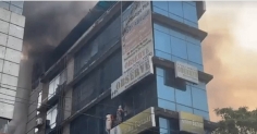 রাজধানীর ধানমন্ডিতে বহুতল ভবনে আগুন