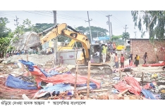 এসি-সিসি ক্যামেরাযুক্ত মাদক আস্তানা গুঁড়িয়ে দিল প্রশাসন  