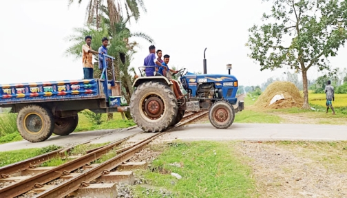 মোবারকপুর রেলগেট যেন মৃত্যুফাঁদ, ঝুঁকিতে যানবাহন চলাচল