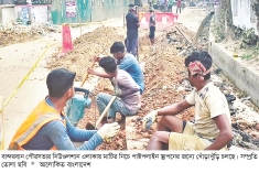বান্দরবানে অপরিকল্পিত খোঁড়াখুঁড়িতে বেহাল সড়ক  
