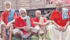 পাবনা-ঢাকা ট্রেন চালুর আশায় ঈশ্বরদীর লাল কুলিরা