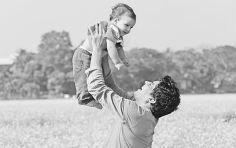 বাবা সন্তানের জীবনের অদৃশ্য মহীরুহ  