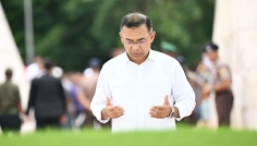 দেশে ফিরে বাবা-মায়ের কবর জিয়ারত করলেন প্রধানমন্ত্রী