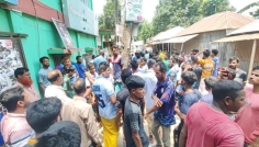 সিরাজগঞ্জে তীব্র লোডশেডিংয়ে বিদ্যুৎ অফিস ঘেরাও, বিক্ষোভ