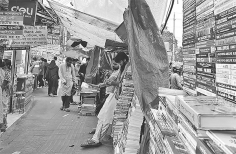 বইয়ের রাজধানী পুরান ঢাকার বাংলাবাজার  