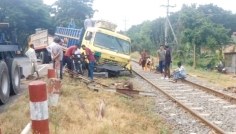 রাজবাড়ীতে রেললাইনে ট্রাক, ৬ ঘণ্টা ট্রেন চলাচল ব্যাহত