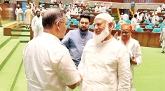 প্রধানমন্ত্রী ও বিরোধীদলীয় নেতা কুশল বিনিময় করেন  