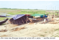বাড়ছে পানি, পদ্মার পাড়ে নৌকা সংস্কারের ব্যস্ততা  
