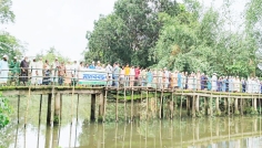 দুর্গাপুরে ধ্বসে পড়া কালভার্টে ব্রিজ নির্মাণের দাবিতে মানববন্ধন
