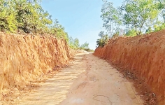 পাহাড় কেটে রাস্তা নির্মাণের অভিযোগ  