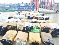 কোস্ট গার্ডের অভিযানে বিপুল পরিমাণ নিষিদ্ধ পলিথিন জব্দ  