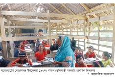 ছাপড়ার নিচে শিক্ষার্থীদের পাঠদান  
