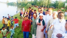 বীরগঞ্জে আত্রাই নদীর ভাঙন এলাকা পরিদর্শনে এমপি মনজুরুল ইসলাম