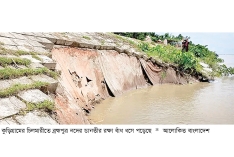 কুড়িগ্রামে ব্রহ্মপুত্রের ডানতীর রক্ষা বাঁধে ধস   