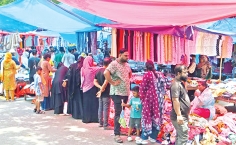 হলিডে মার্কেটে কেনাকাটা করছেন ক্রেতারা  