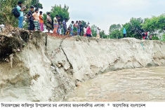 যমুনা গিলছে চরের জনপদ  