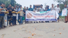 কিশোরগঞ্জে কয়েকশ ডিম ভেঙে খামারিদের ব্যতিক্রমী প্রতিবাদ