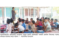 ঝুঁকিপূর্ণ বিদ্যালয় ভবন, দুই বছর ধরে মন্দিরের বারান্দায় পাঠদান  