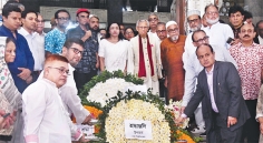 অধ্যাপক আবুল কাসেম ফজলুল হকের কফিনে শ্রদ্ধা নিবেদন  